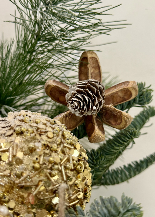 Aranjament de iarna Cerb alb texturi de brad si globuri alb auriu [3]