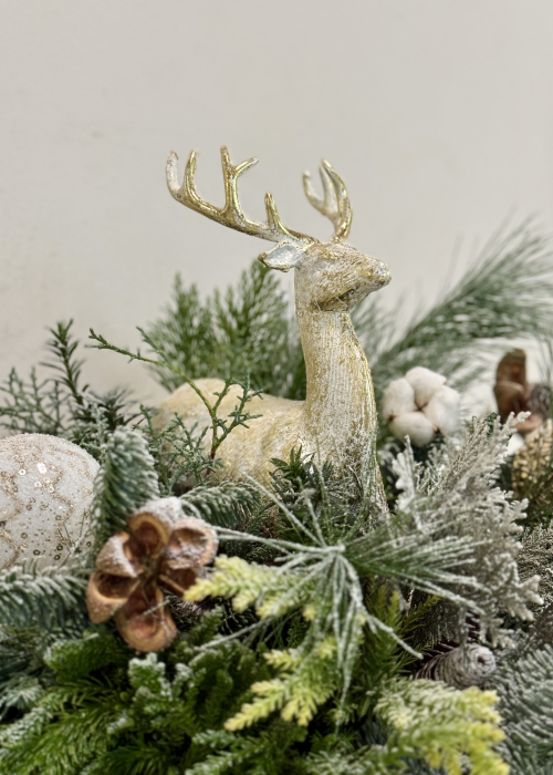 Aranjament de iarna Cerb alb texturi de brad si globuri alb auriu [6]