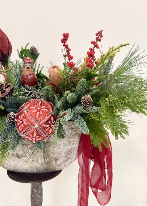 Aranjament de iarna rosu Amaryllis cu figurine si globuri [7]