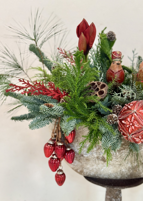 Aranjament de iarna rosu Amaryllis cu figurine si globuri [5]