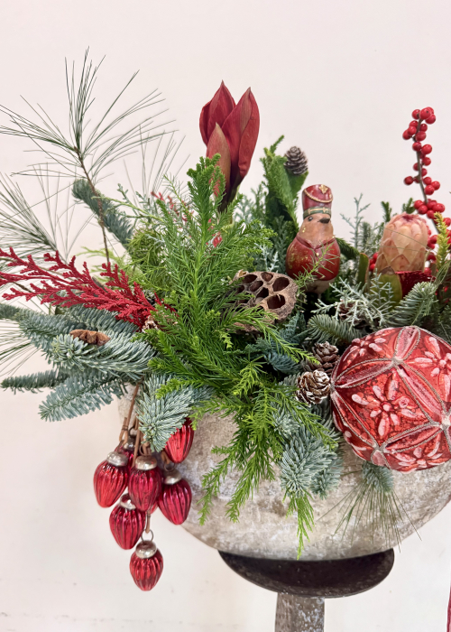 Aranjament de iarna rosu Amaryllis cu figurine si globuri [1]