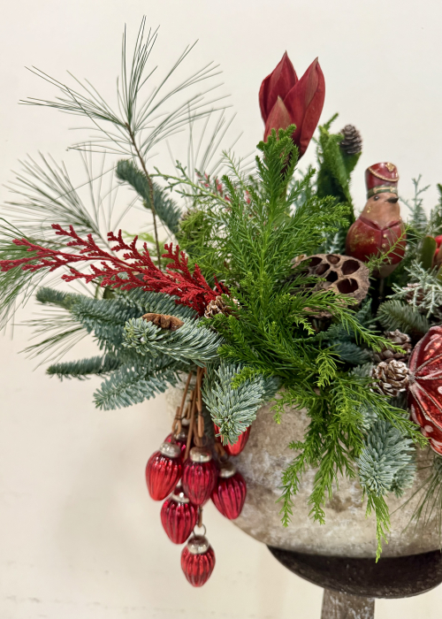 Aranjament de iarna rosu Amaryllis cu figurine si globuri [13]