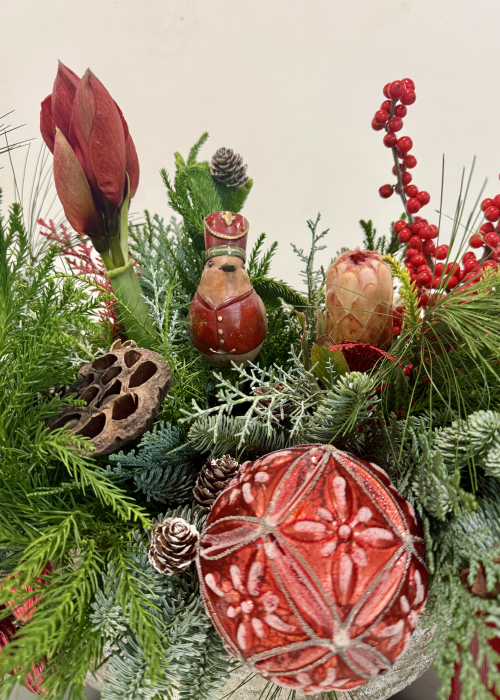 Aranjament de iarna rosu Amaryllis cu figurine si globuri [6]