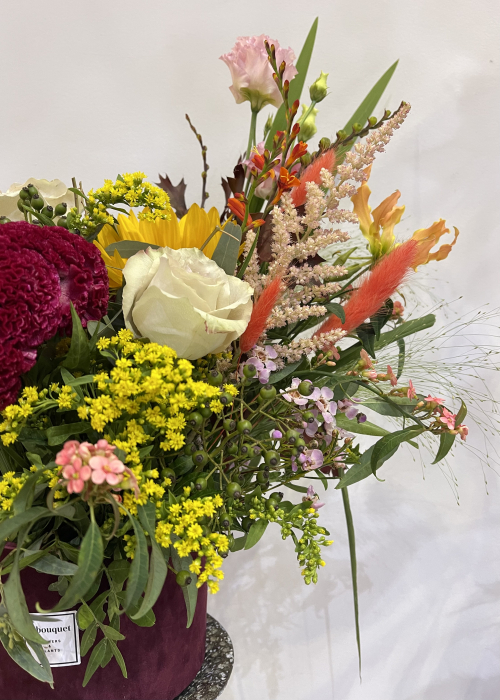 Aranjament floral din celosia, floarea soarelui, trandafiri, astilbe, euphorbia, gloriosa, wax, solidago, euchalipt [3]