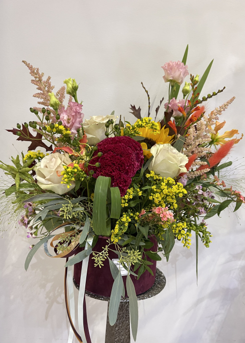 Aranjament floral din celosia, floarea soarelui, trandafiri, astilbe, euphorbia, gloriosa, wax, solidago, euchalipt [1]