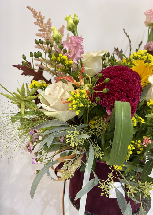 Aranjament floral din celosia, floarea soarelui, trandafiri, astilbe, euphorbia, gloriosa, wax, solidago, euchalipt [2]