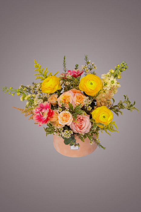 Aranjament din flori portocalii trandafiri, ranunculus, matthiole, wax, lalele [1]