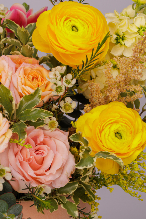 Aranjament din flori portocalii trandafiri, ranunculus, matthiole, wax, lalele [4]