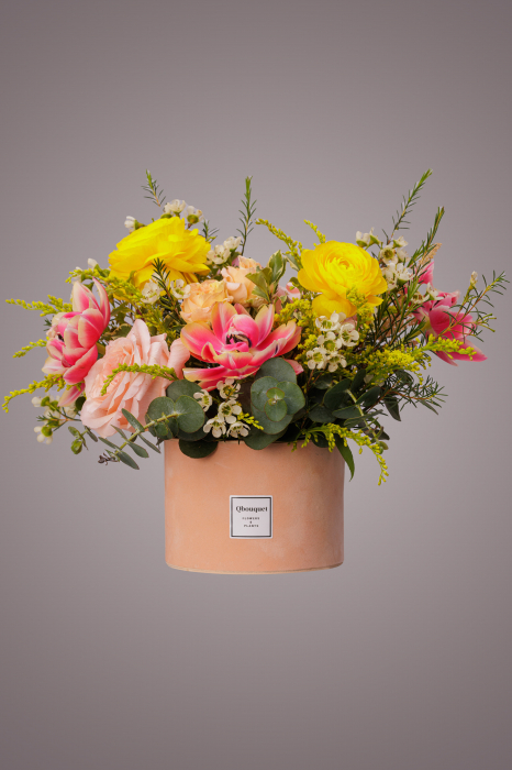 Aranjament din flori portocalii trandafiri, ranunculus, matthiole, wax, lalele [2]