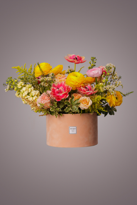 Aranjament din flori portocalii trandafiri, ranunculus, matthiole, wax, lalele [2]