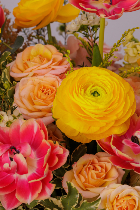 Aranjament din flori portocalii trandafiri, ranunculus, matthiole, wax, lalele [3]
