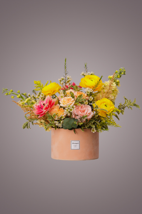 Aranjament din flori portocalii trandafiri, ranunculus, matthiole, wax, lalele [2]