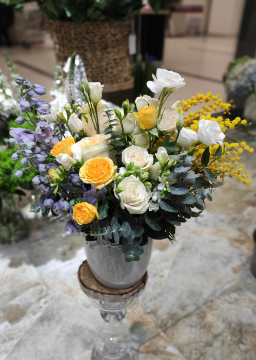 Aranjament floral cu mimosa si delphinium, alb cu galben si mov [1]