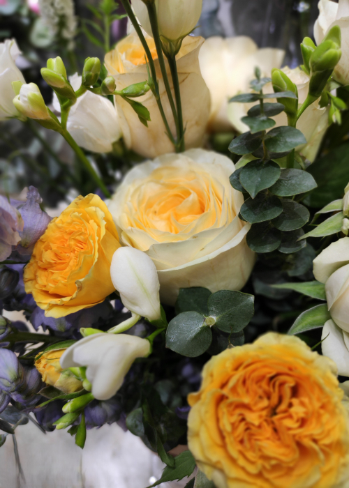 Aranjament floral cu mimosa si delphinium, alb cu galben si mov [5]