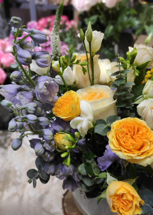 Aranjament floral cu mimosa si delphinium, alb cu galben si mov [6]
