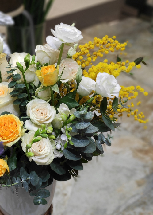 Aranjament floral cu mimosa si delphinium, alb cu galben si mov [3]