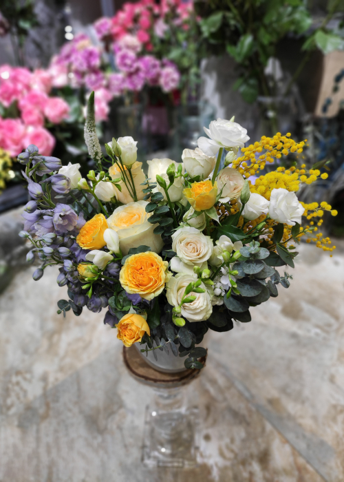 Aranjament floral cu mimosa si delphinium, alb cu galben si mov [7]