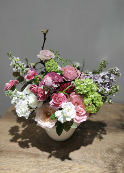 Aranjament floral de primavara cu trandafiri liliac si viburnum [5]