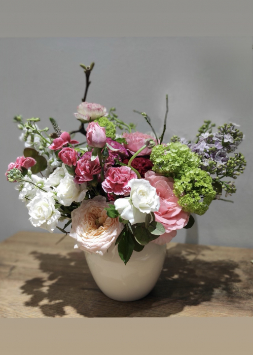 Aranjament floral de primavara cu trandafiri liliac si viburnum [1]