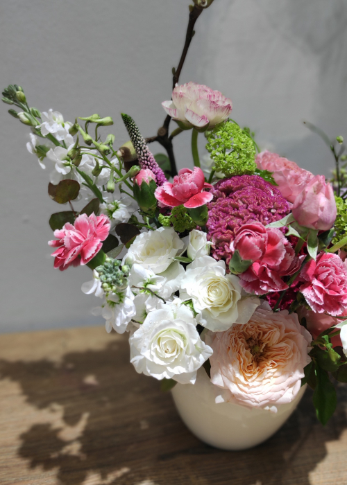 Aranjament floral de primavara cu trandafiri liliac si viburnum [3]
