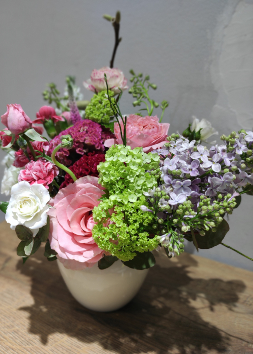 Aranjament floral de primavara cu trandafiri liliac si viburnum [4]