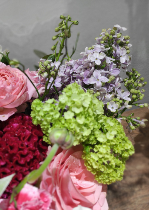 Aranjament floral de primavara cu trandafiri liliac si viburnum [2]