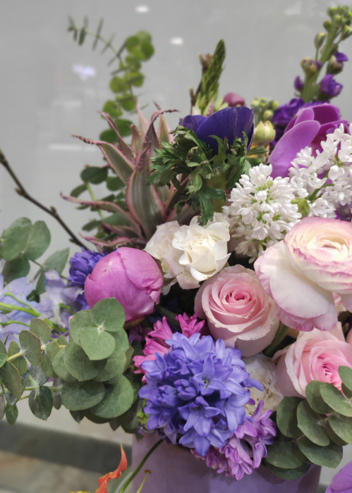 Aranjament floral roz mov cu orhidee si liliac [4]