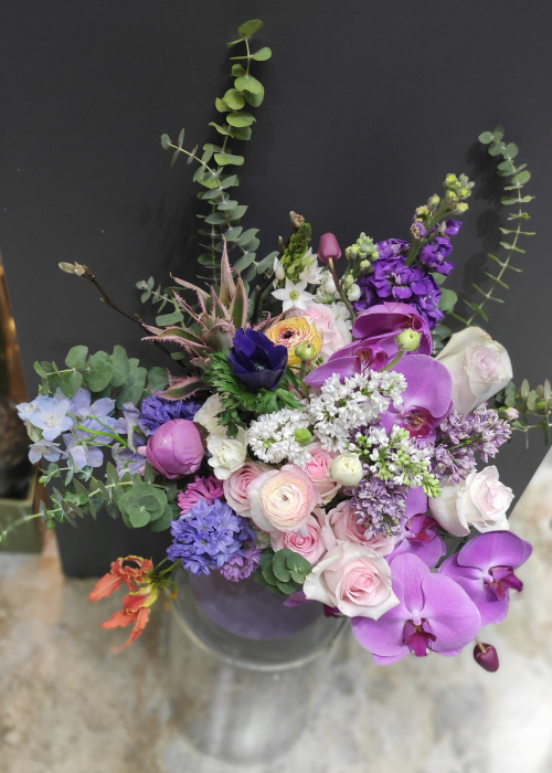Aranjament floral roz mov cu orhidee si liliac [5]