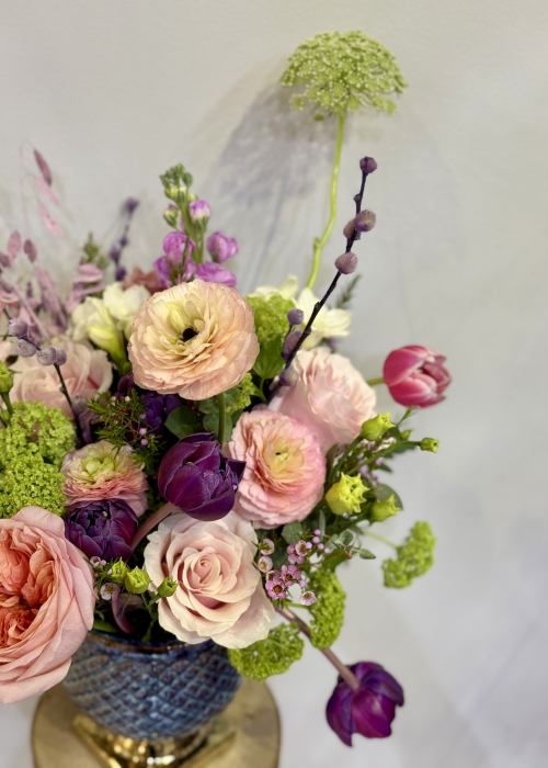 Aranjament floral roz mov cu flori de primavara lalele lisianthus trandafiri viburnum wax ranunculus [9]