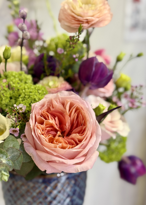 Aranjament floral roz mov cu flori de primavara lalele lisianthus trandafiri viburnum wax ranunculus [6]