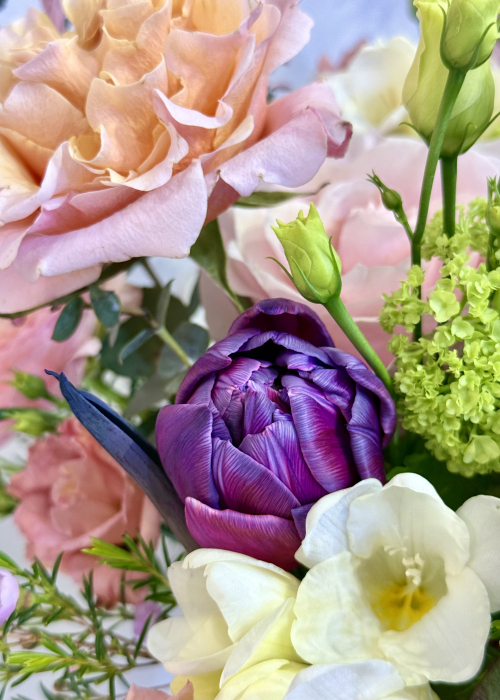 Aranjament floral roz mov cu flori de primavara lalele lisianthus trandafiri viburnum wax ranunculus [4]