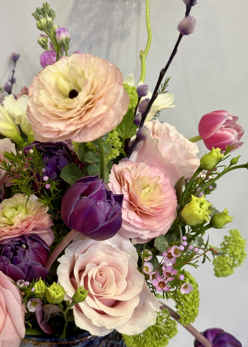 Aranjament floral roz mov cu flori de primavara lalele lisianthus trandafiri viburnum wax ranunculus [12]
