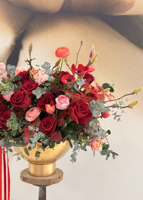 Aranjament floral LOVE Valentine's Day din trandafiri rosii magnolie ranunculus [9]