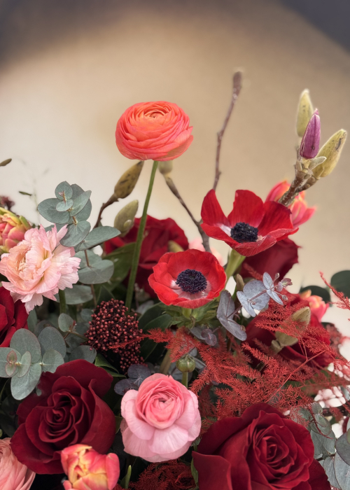 Aranjament floral LOVE Valentine's Day din trandafiri rosii magnolie ranunculus [3]