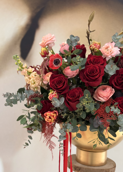 Aranjament floral LOVE Valentine's Day din trandafiri rosii magnolie ranunculus [6]