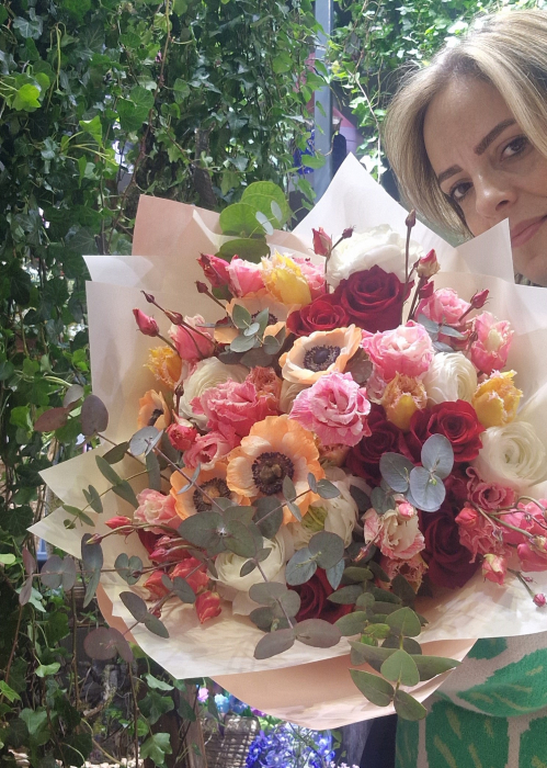 Buchet cu anemone si trandafiri, ranunculus, lisianthus, lalele si eucalipt [2]