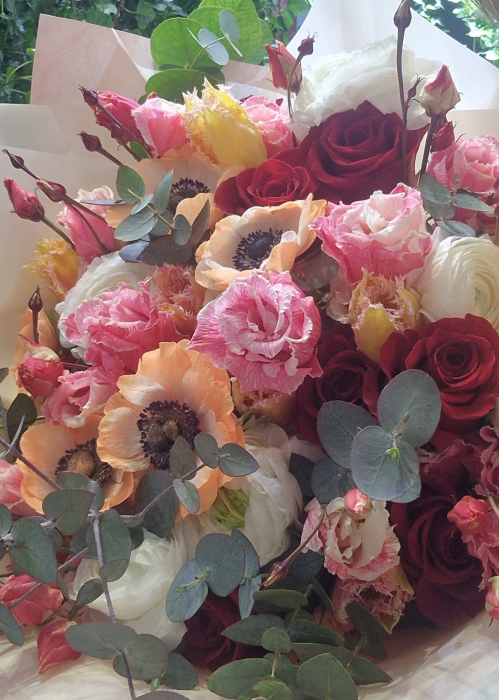 Buchet cu anemone si trandafiri, ranunculus, lisianthus, lalele si eucalipt [3]