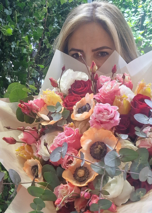 Buchet cu anemone si trandafiri, ranunculus, lisianthus, lalele si eucalipt [5]