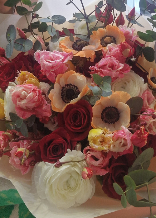Buchet cu anemone si trandafiri, ranunculus, lisianthus, lalele si eucalipt [4]
