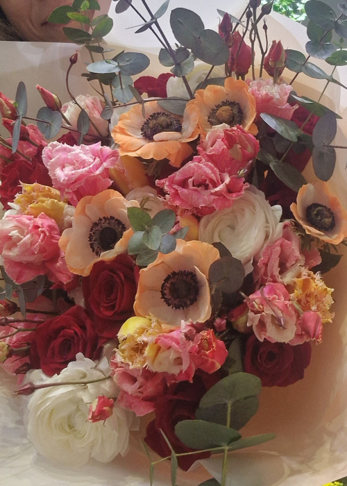 Buchet cu anemone si trandafiri, ranunculus, lisianthus, lalele si eucalipt [6]