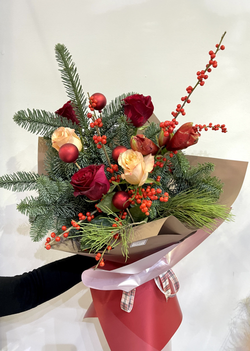 Buchet cu brad, amarilis, ilex si trandafiri [4]