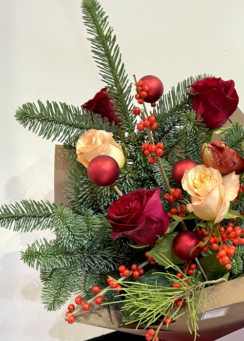 Buchet cu brad, amarilis, ilex si trandafiri [2]