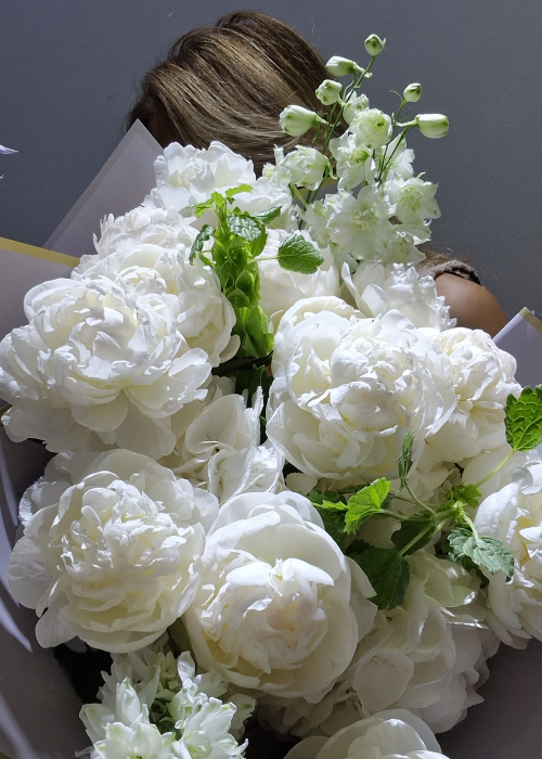 Buchet clasic si rafinat din bujori albi si delphinium alb [1]