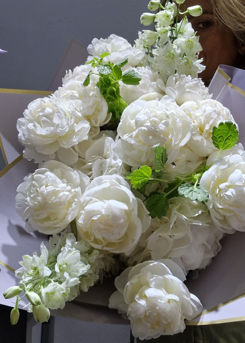 Buchet clasic si rafinat din bujori albi si delphinium alb [6]