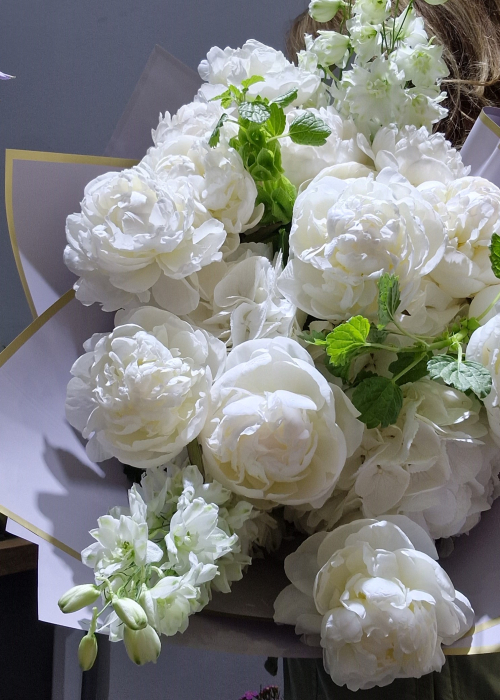 Buchet clasic si rafinat din bujori albi si delphinium alb [2]