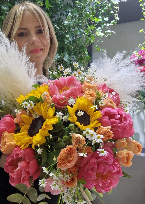 Buchet cu bujori si floarea soarelui in culorile apusului de soare [1]