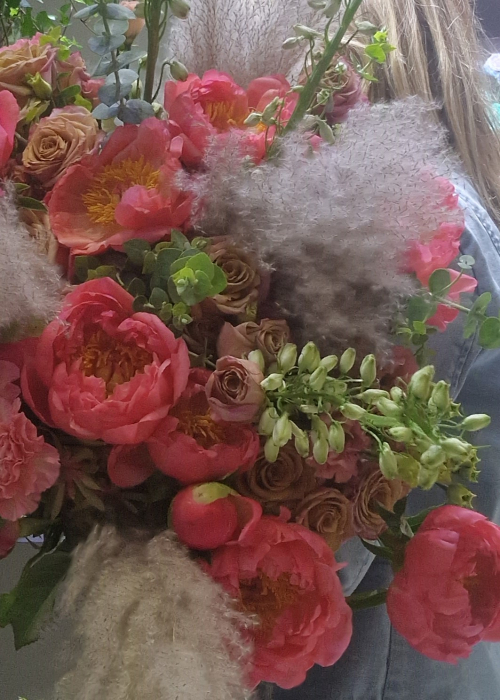 Buchet cu bujori, trandafiri si pampas [4]