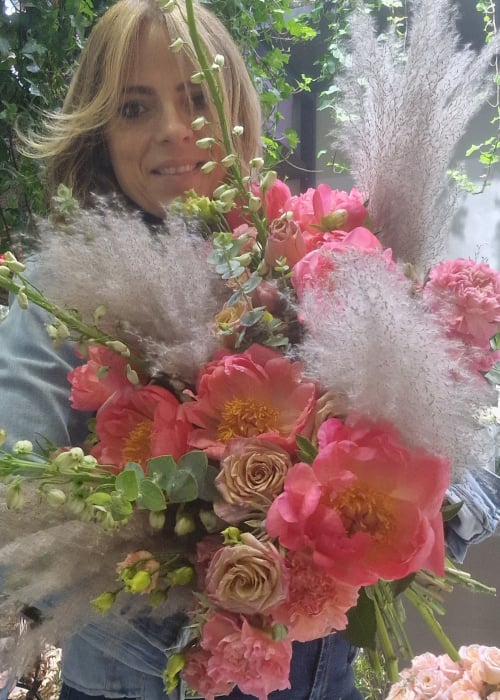 Buchet cu bujori, trandafiri si pampas [1]
