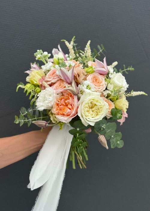 Buchet cununie Peach Bloom cu trandafiri de gradina somon si clematis [7]