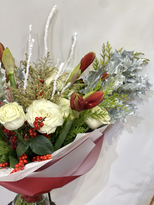 Buchet de Craciun alb rosu cu amarilis si trandafiri [3]